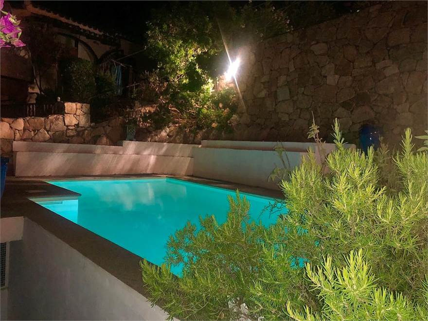 VISTA SU PISCINA NOTTURNA