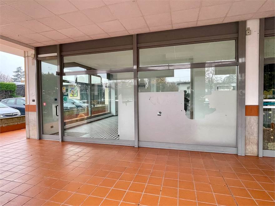 INGRESSO CON VETRINE