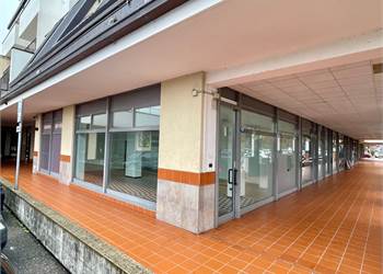 MARIANO C.SE VENDESI NEGOZIO 4 VETRINE FORTE PASSAGGIO