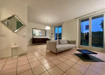 CARUGO AFFITTASI OTTIMO BILOCALE CON  BOX SINGOLO