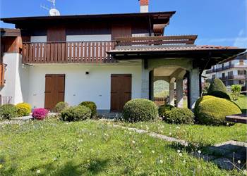 BIFAMILIARE PORZIONE IN PERFETTE CONDIZIONI VISTA MOZZAFIATO